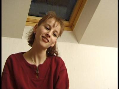 Williges Teenie mit einer Haarmuschi beim Solofick