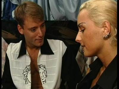 Eine Spermadusche für die notgeile Blondine mit der haarigen Lustgrotte