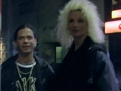 Geile Blonde lässt sich zum Vögeln abschleppen