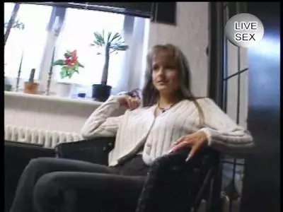 Teen fingert sich ihre fickrige Möse