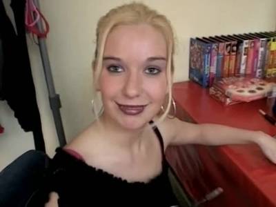 Ein hemmungsloses Girl lutscht und fickt beim Rudelfick